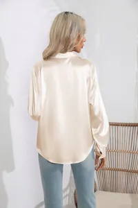 Elegante champagnerfarbene Satinbluse mit langen Ärmeln und abgerundetem Saum in Rückansicht