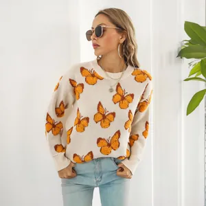 Detalle de la textura jacquard de mariposa 3D en un suéter de punto beige estilo Y2K.