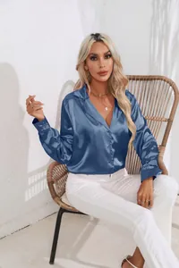 Elegante, glänzende blaue Satin-Bluse mit langen Ärmeln und schickem Reverskragen.