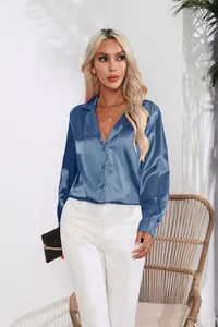 Elegante Damen Satinbluse mit Langarm und Reverskragen in glänzendem blauem Seidenimitat.