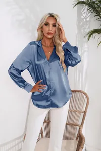 Detailansicht einer staubblauen Satinbluse mit edlem Reverskragen und seidigem Finish.
