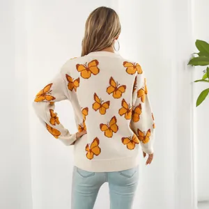 Vista trasera detallada de un suéter Y2K con patrones de mariposas naranjas en punto jacquard