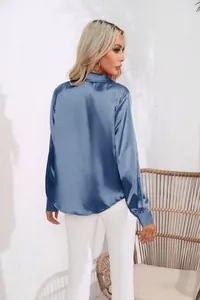 Rückansicht eines eleganten blauen Satin-Langarmhemds mit einem schicken Reverskragen