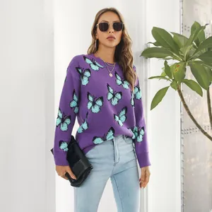 Detalle de un jersey de punto morado Y2K con motivos de mariposas jacquard azul claro