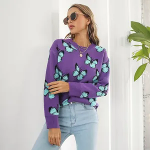 Detalle de suéter Y2K morado con vibrante patrón de mariposas en jacquard cian