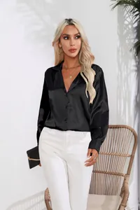 Elegante schwarze Langarm-Satinbluse mit Reverskragen und Knopfdetails an einem Model