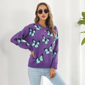Modelo con un jersey Y2K morado con motivos de punto jacquard de mariposas 3D azul claro