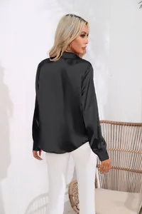 Rückansicht eines schwarzen Satin-Langarmhemds mit Reverskragen und seidiger Textur