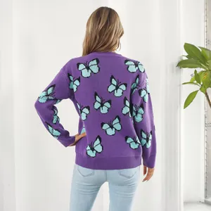 Vista trasera detallada del suéter de punto Y2K morado con patrón de mariposa azul claro