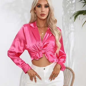 Elegantes Damen-Satinhemd in Pink mit Bindeknoten vorne und einem klassischen Reverskragen