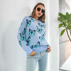 Modelo luce jersey de punto jacquard mariposa azul Y2K con mangas largas holgadas.