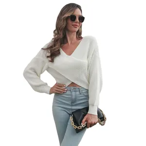 Eleganter weißer vorne gekreuzter bauchfreier Strickpullover mit V-Ausschnitt für Damen