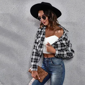Chique zwart-wit geruit kort shirt met lange mouwen voor dames in een hippe streetstyle set