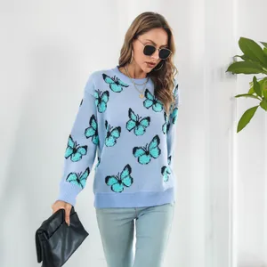 Detalle del patrón de mariposa jacquard en un suéter de punto azul claro de manga larga