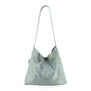 Vista dettagliata della borsa tote argento minimalista con motivo strutturato