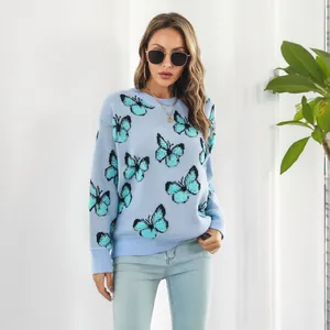 Vista detallada de un jersey de punto azul claro para mujer con motivos de mariposa en 3D
