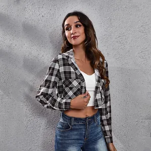 Casual zwart-wit geruit kort shirt met lange mouwen voor dames detailweergave foto