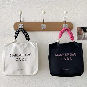 Makro-Detailansicht der wasserdichten Kosmetiktaschen mit eleganten Perlengriffen.
