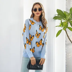 Suéter de punto azul claro a la moda con estampado jacquard de mariposa 3D naranja