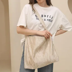 Elegante borsa tote beige ricamata a fiori per donna con grande capacità e tracolla larga