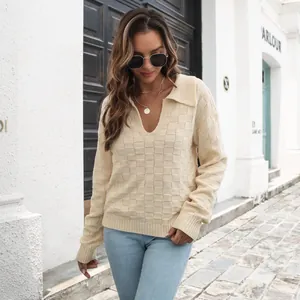 Vista dettagliata del maglione crema da donna con trama a scacchi e vestibilità comoda
