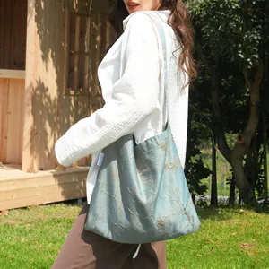 Borsa tote blu leggera con ricami dorati alla luce naturale