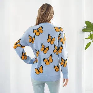 Vista trasera de un jersey de punto Y2K azul claro con estampado de mariposas amarillas