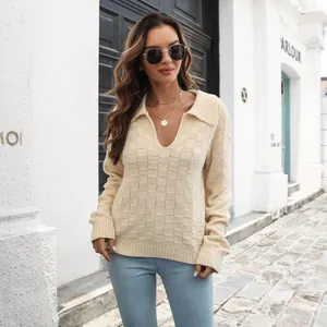 Elegante maglione in maglia crema con motivo a quadri testurizzato e classico colletto a polo