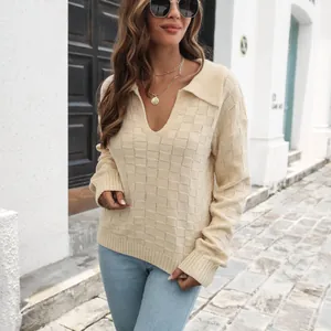 Vista dettagliata del maglione in maglia a scacchi crema con scollo a V e colletto