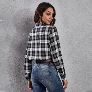 Stijlvol zwart-wit geblokt cropped shirt met lange mouwen voor dames urban stijl
