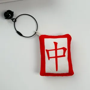 Detalle del colgante de peluche Mahjong 'Dragón Rojo' para bolsos