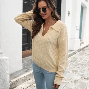 Vista esterna dettagliata di un maglione da donna a quadri 3D con colletto polo.