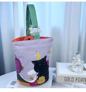Artistieke canvas emmertas met schattig zwart kattenborduurwerk en parelmoer handvat