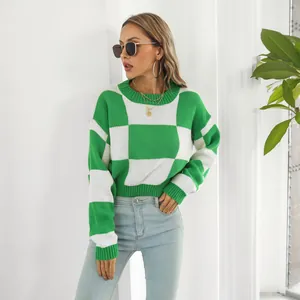 Elegante donna che indossa un maglione corto a scacchi verdi e bianchi a maniche lunghe