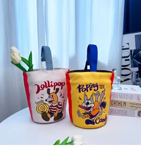 Paar kleurrijke canvas bucket bags met vrolijke katten- en hondenprints