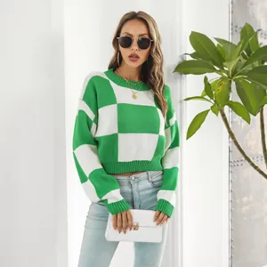 Dettaglio del maglione corto a maglia jacquard a scacchi verdi e bianchi a maniche lunghe