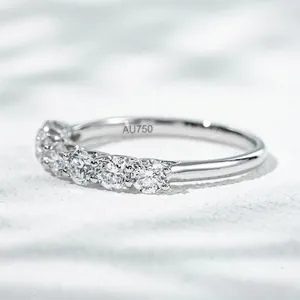 Eleganter Ring aus S925-Silber mit sieben funkelnden Labor-Diamanten, insgesamt 0,909 Karat.