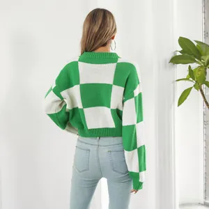 Vista posteriore di un maglione corto a scacchi verdi e bianchi su una modella.