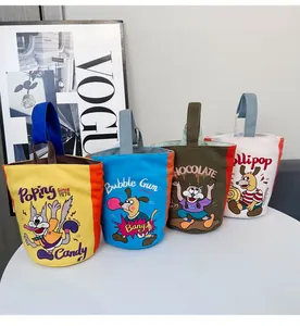 Gedetailleerd overzicht van vier canvas emmertassen met vintage cartoon dierenprints