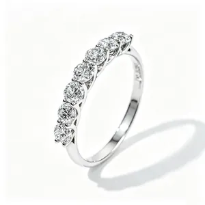 Edler S925 Silberring mit 7 funkelnden Zuchtdiamanten, 3,2mm Steine in Reihe.