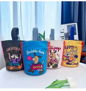 Detail van vier kleurrijke canvas emmertassen met retro cartoon dierenillustraties