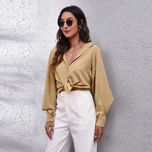 Femme élégante portant un chemisier en mousseline beige à manches lanternes