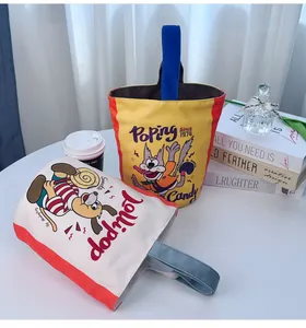 Gedetailleerd overzicht van twee canvas emmertassen met schattige kat- en hondprints