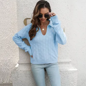 Dettaglio del maglione in maglia celeste da donna con motivo a quadri e colletto a revers a V