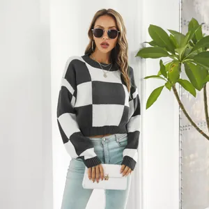 Elegante maglione corto a maglia con motivo a scacchi indossato da una modella di moda