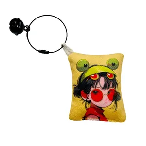 Llavero de mini almohada con ilustración de niña anime, gorro de rana y cascabel