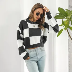 Maglione corto in maglia a scacchi bianchi e neri da donna, maniche lunghe, look alla moda