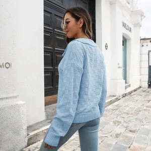 Vista posteriore di un maglione a scacchi azzurro da donna in un contesto urbano