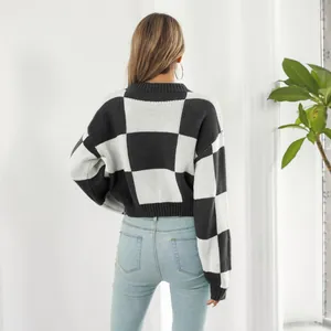 Vista posteriore di un maglione corto a maniche lunghe con motivo a scacchi bianco e nero