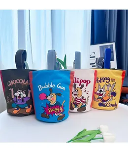 Groep kleurrijke canvas bucket bags met levendige cartoon katten- en hondenafdrukken